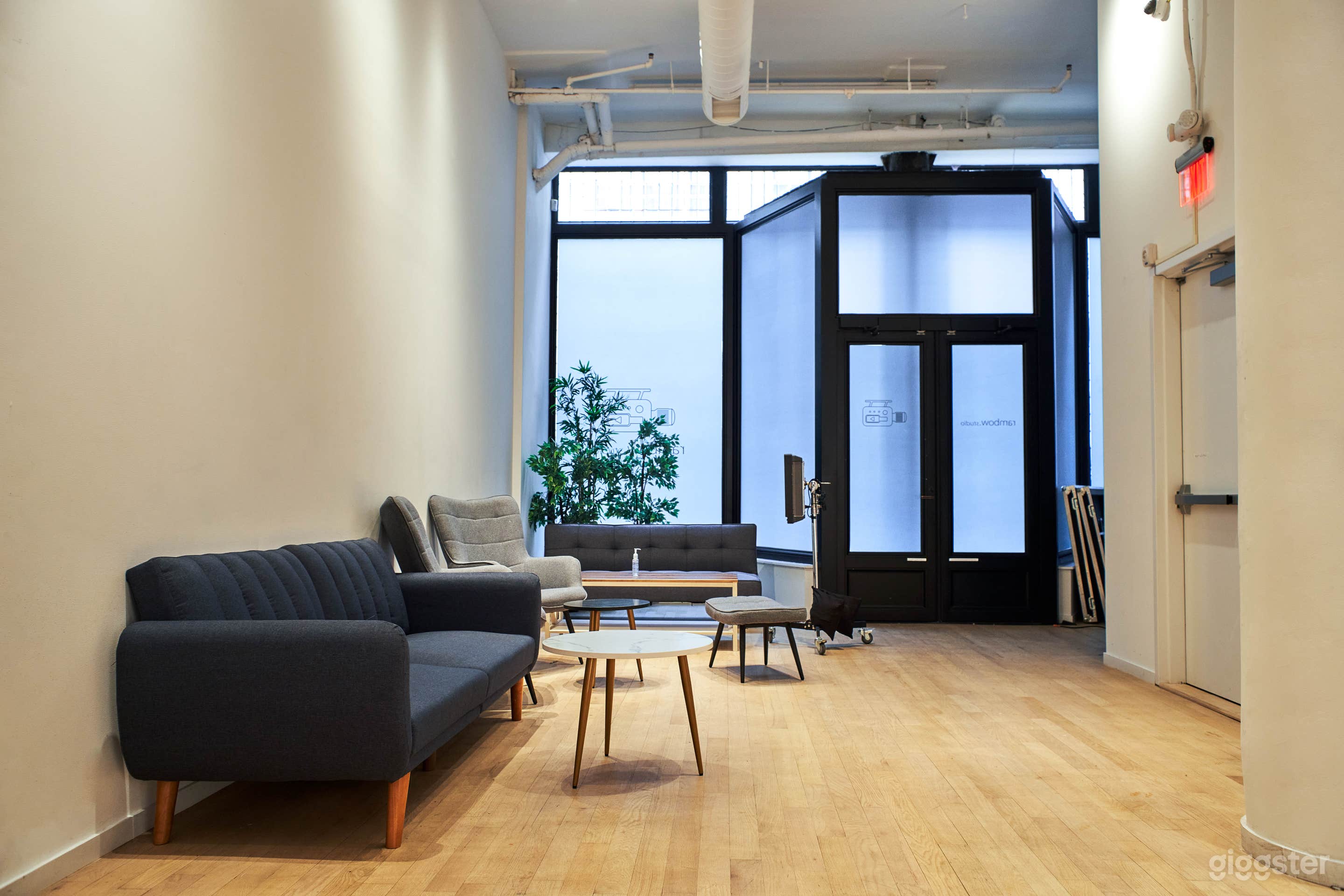 Madison-Square Studio: Modern Ground Floor Gem! Photo 3