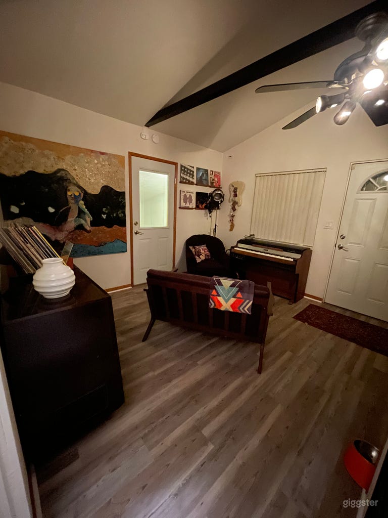  Living room with Rhodes electric piano. 