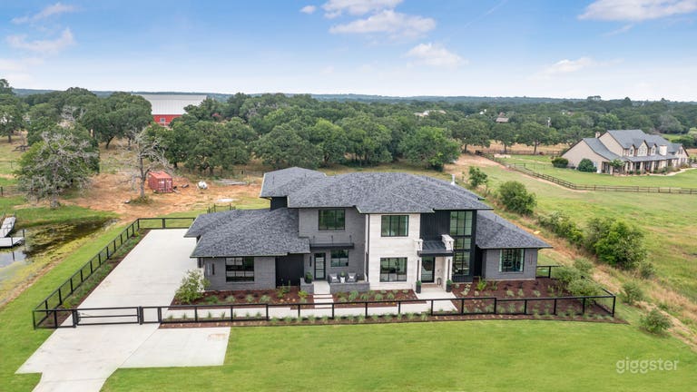  Luxurious Modern Home on 5 acres 