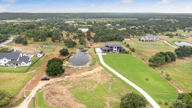  Luxurious Modern Home on 5 acres 
