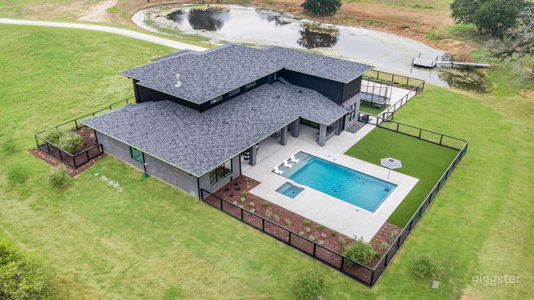  Luxurious Modern Home on 5 acres 