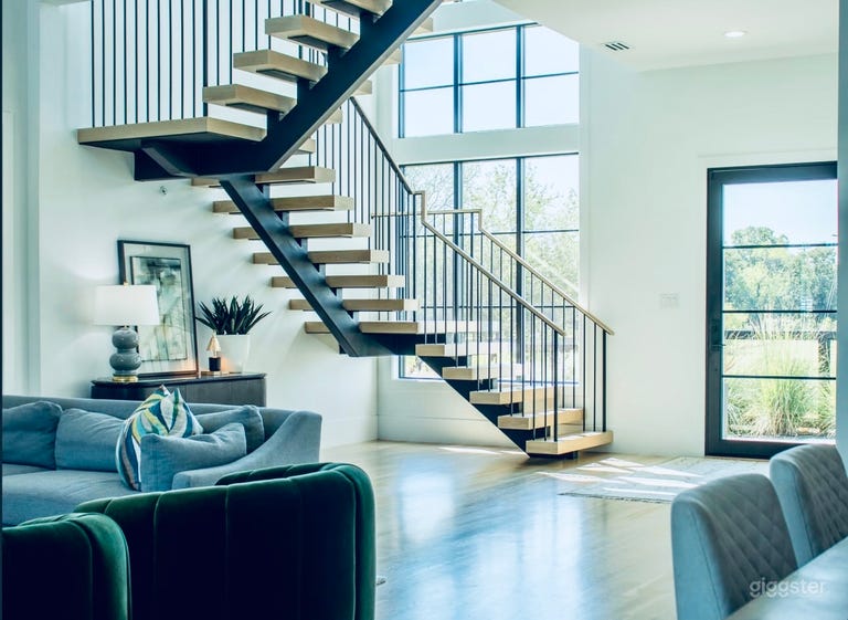  Luxurious Modern Home on 5 acres 