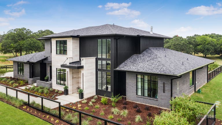  Luxurious Modern Home on 5 acres 