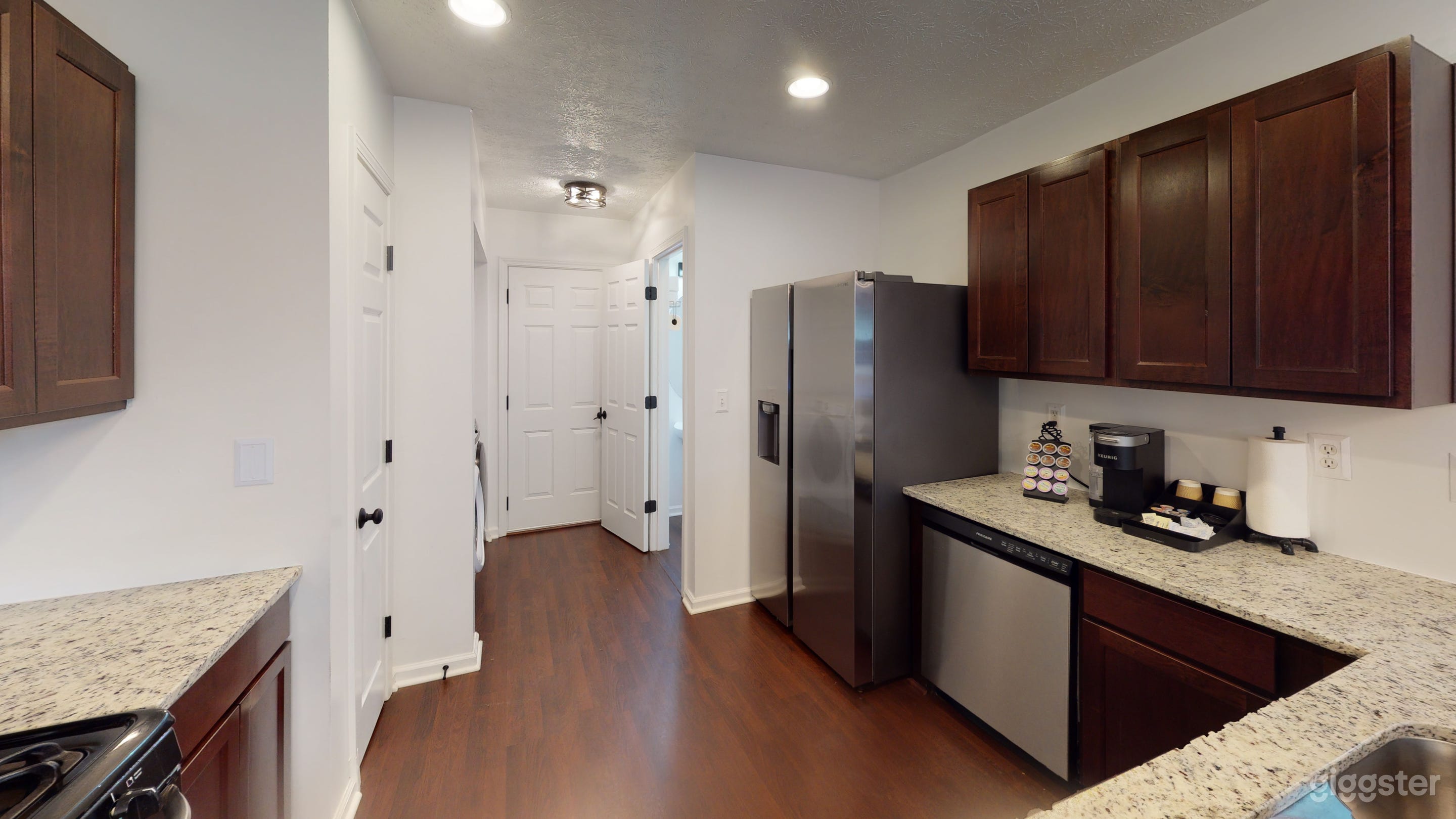 Spacious Modern Luxurious Home Photo 4