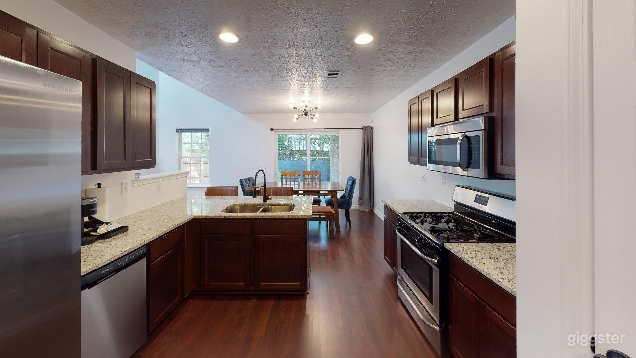 Spacious Modern Luxurious Home Photo 2