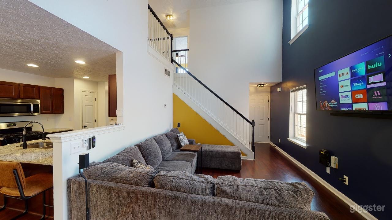 Spacious Modern Luxurious Home Photo 3