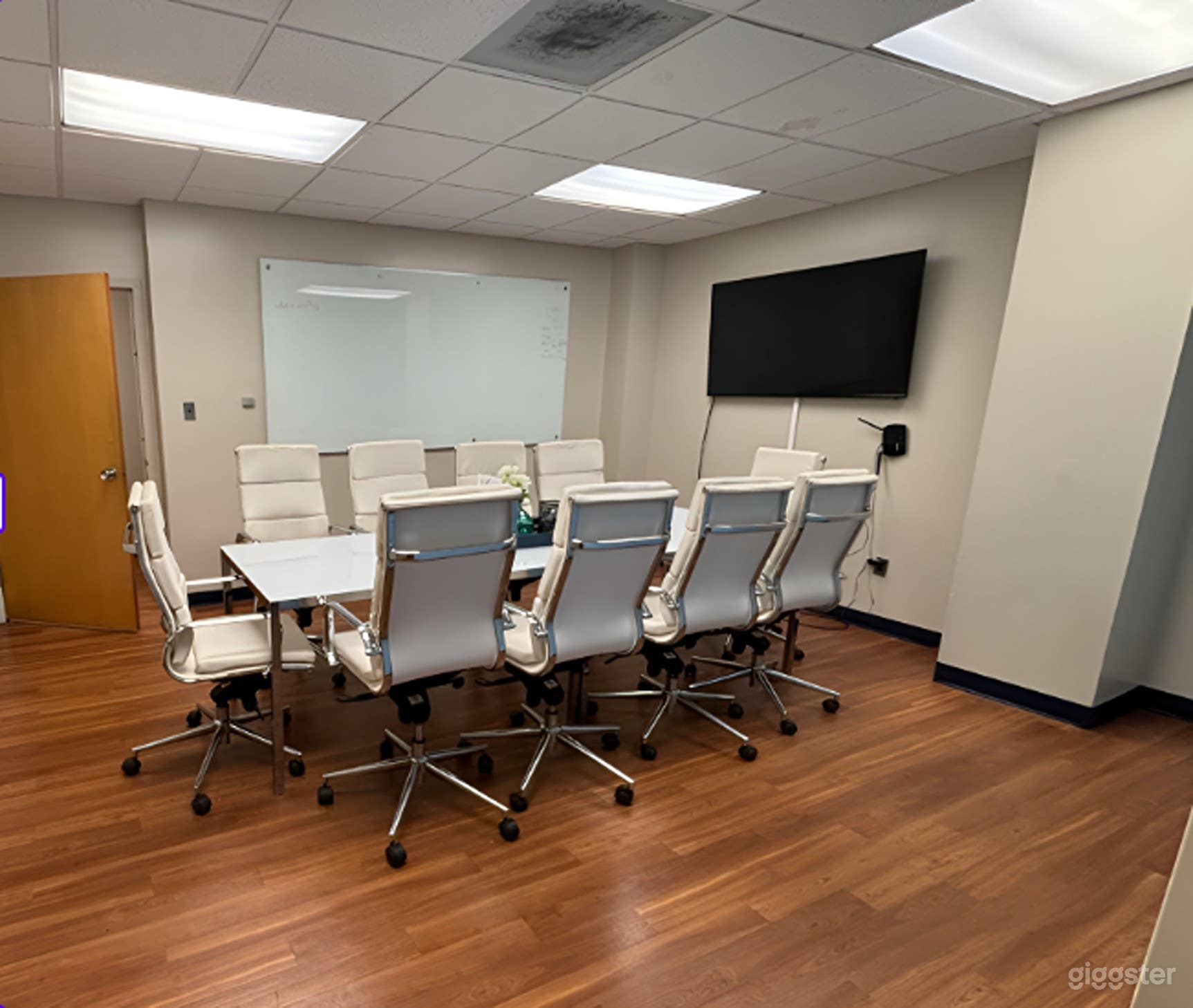 Modern And Versatile Meeting Room For 12 Photo 4