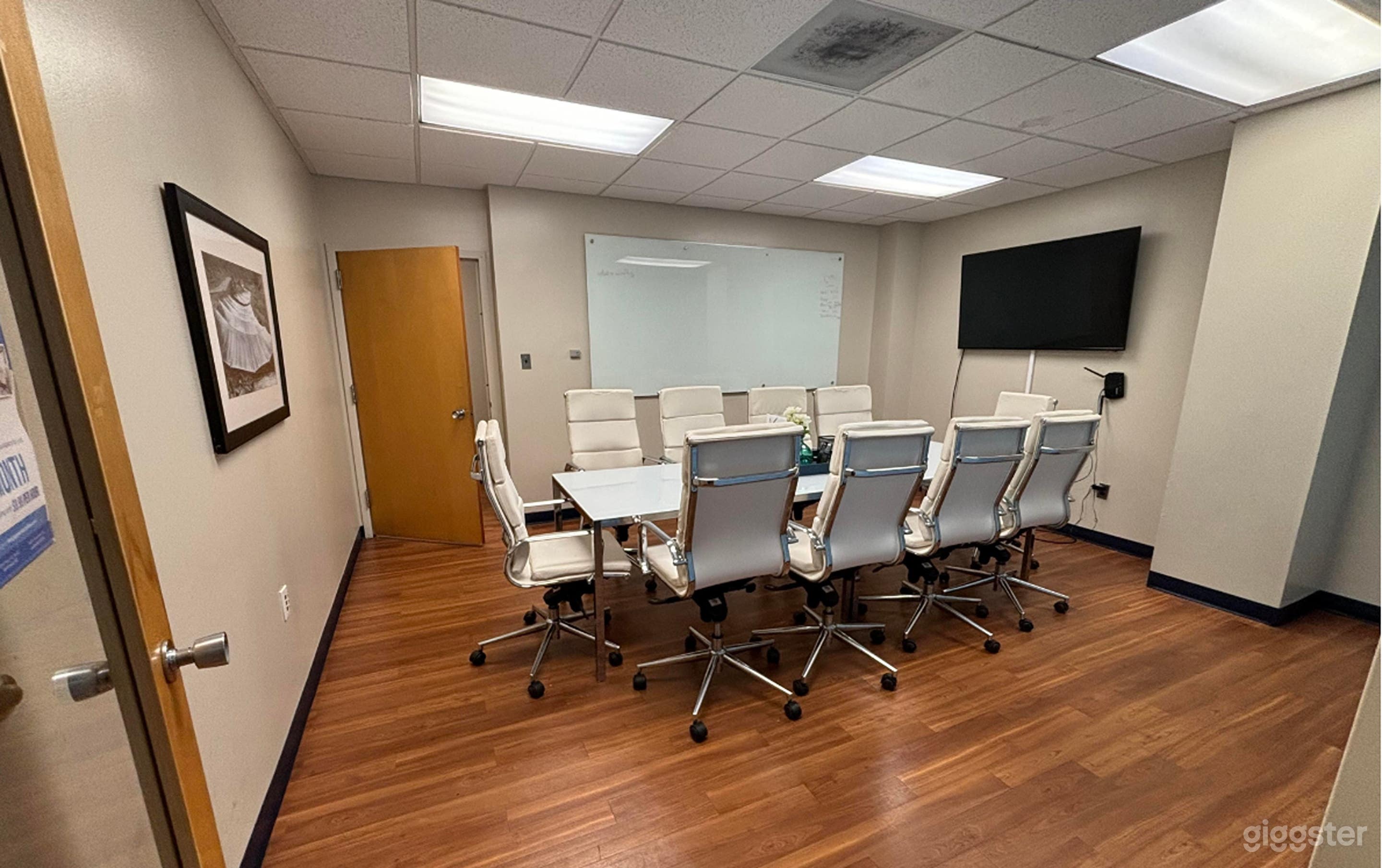 Modern And Versatile Meeting Room For 12 Photo 1
