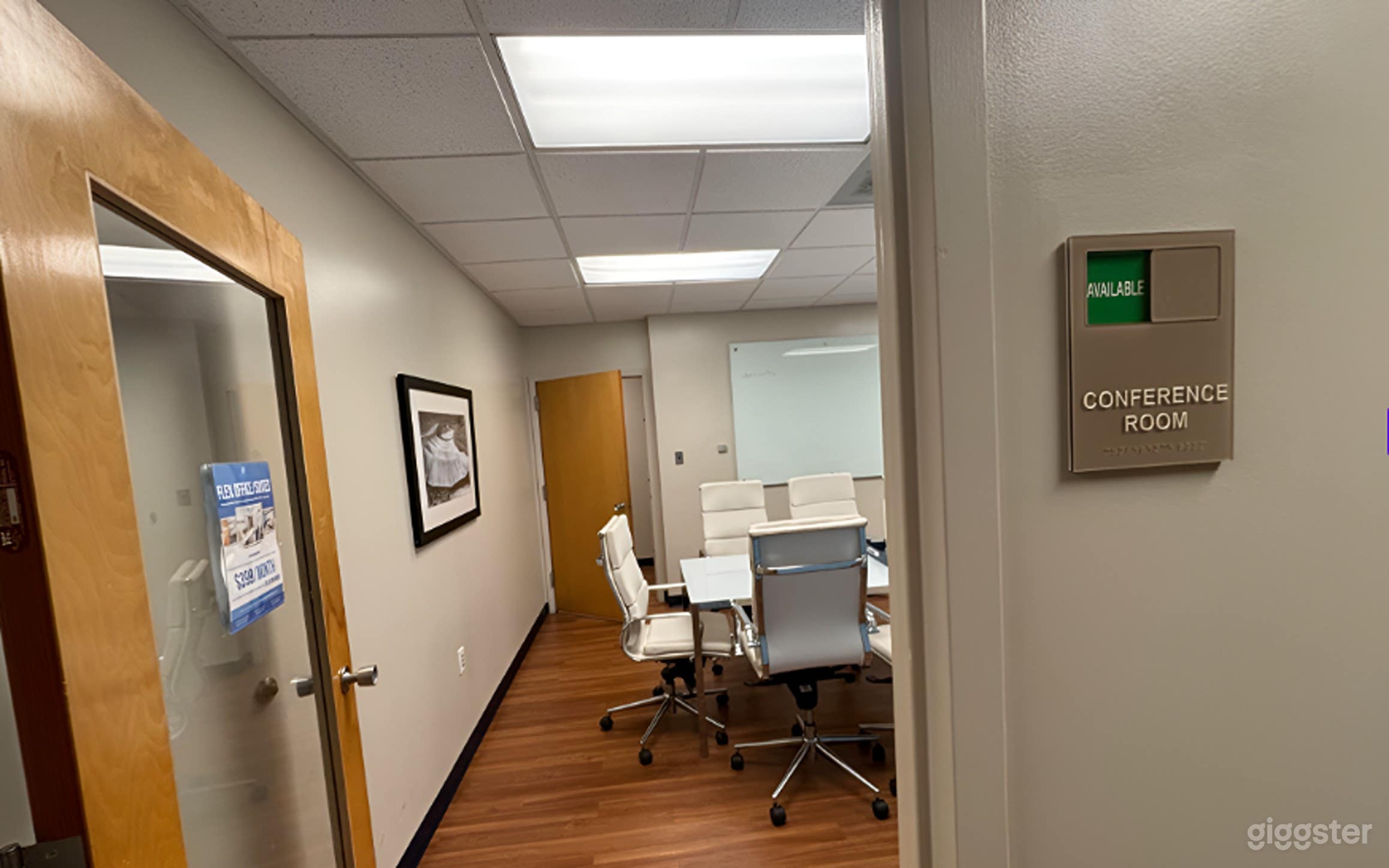 Modern And Versatile Meeting Room For 12 Photo 3