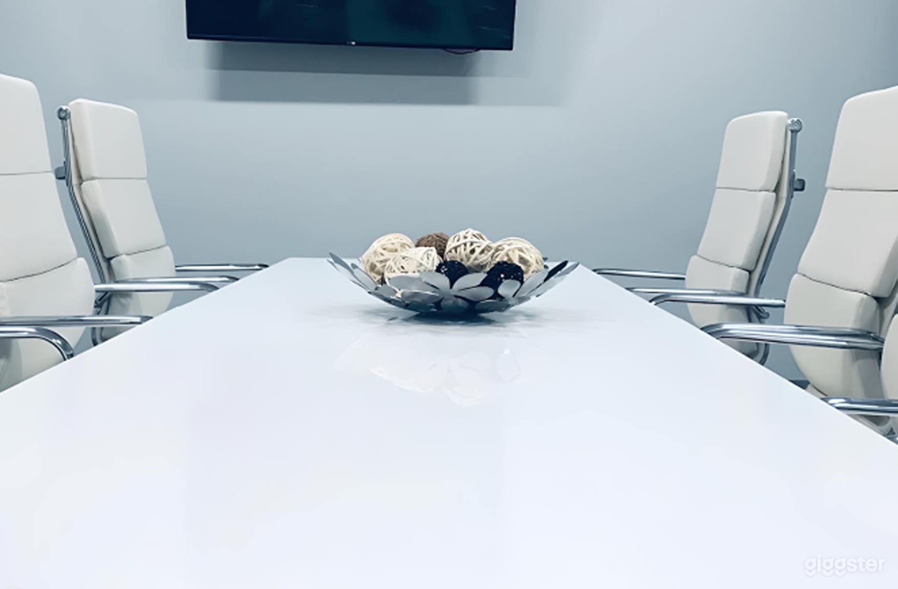 Modern And Versatile Meeting Room For 12 Photo 2