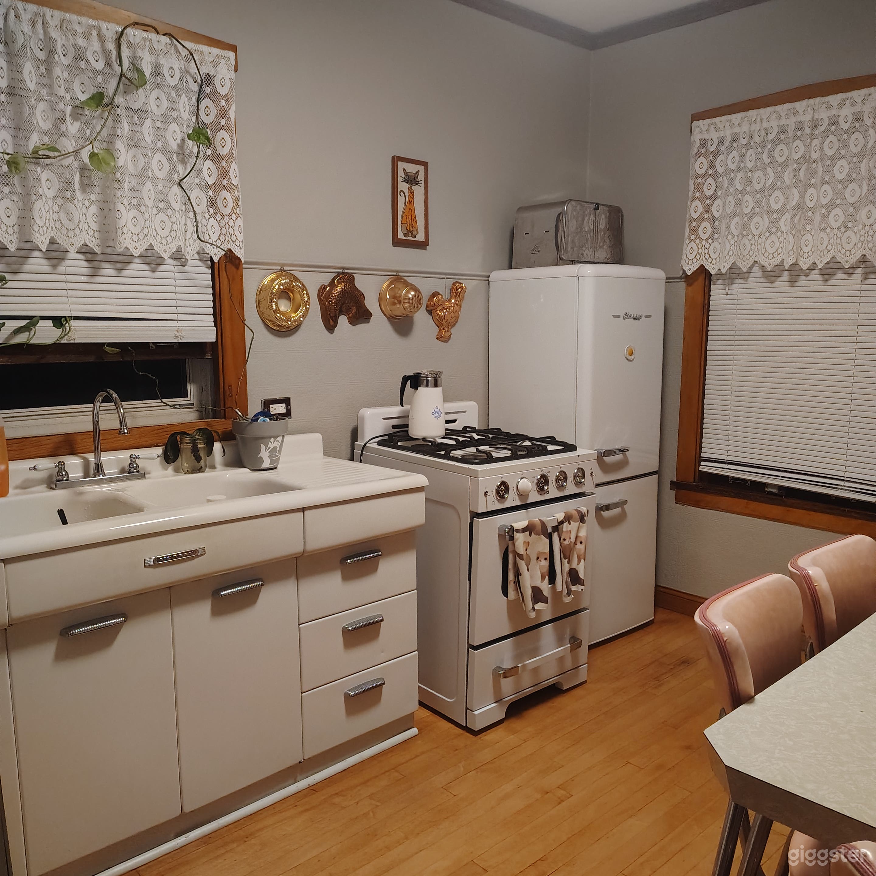 Charming Vintage Mid Century Modern I love Lucy styled home Photo 4