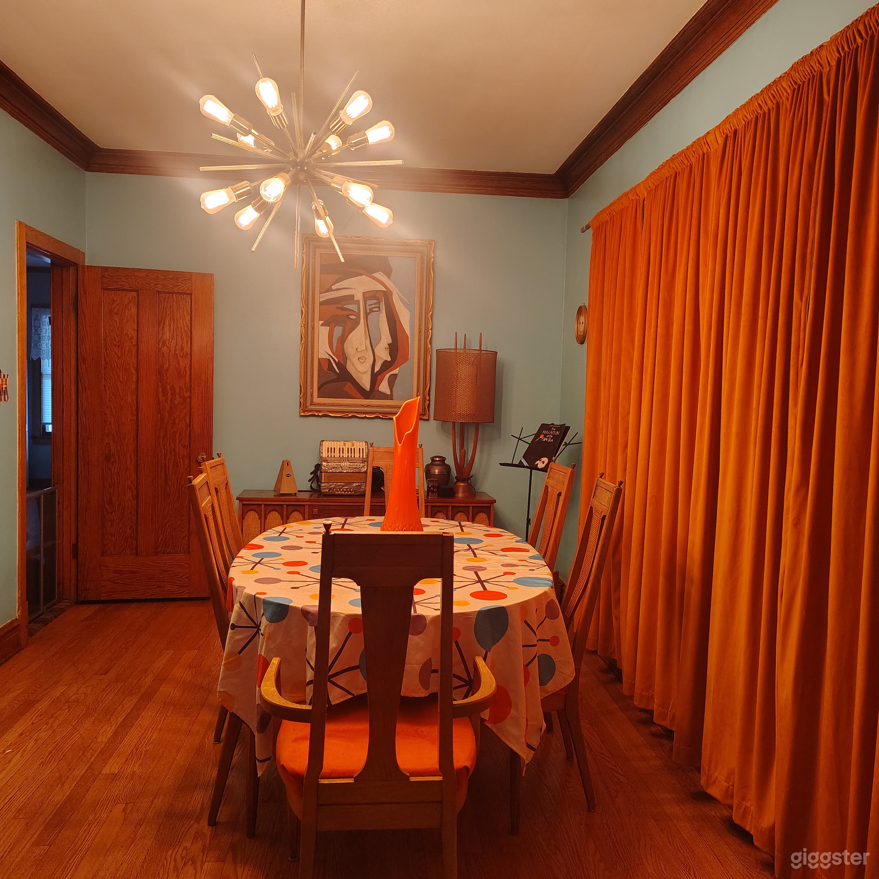 Charming Vintage Mid Century Modern I love Lucy styled home Photo 1