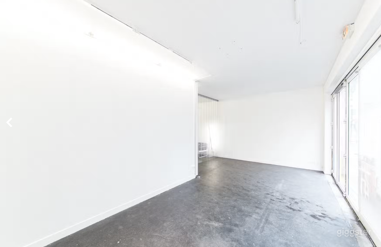  Little Gallery in a Trendy Parisian Area 