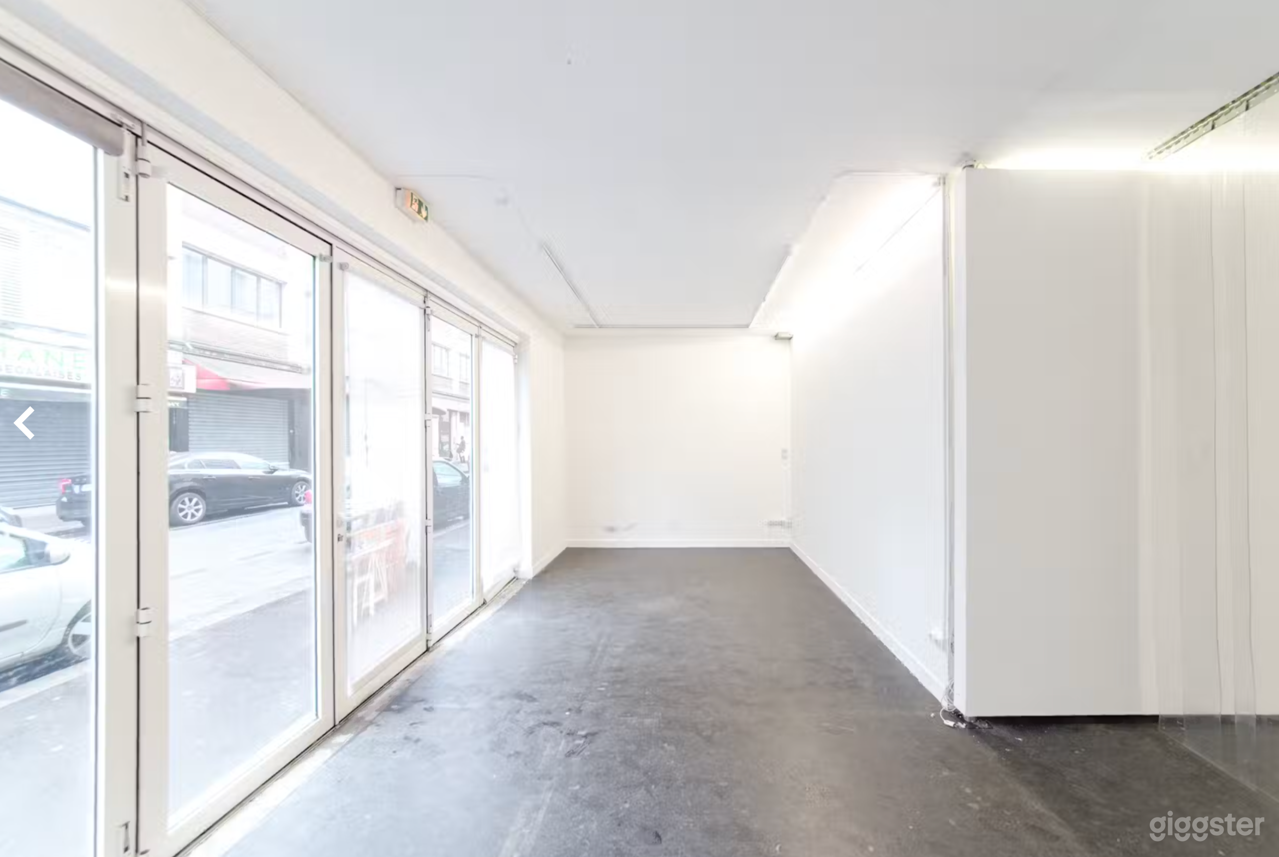 Little Gallery in a Trendy Parisian Area Photo 1