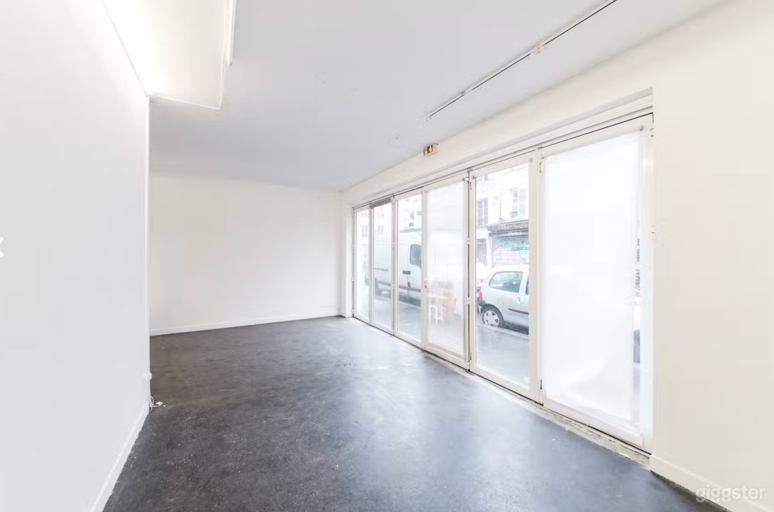 Little Gallery in a Trendy Parisian Area Photo 2