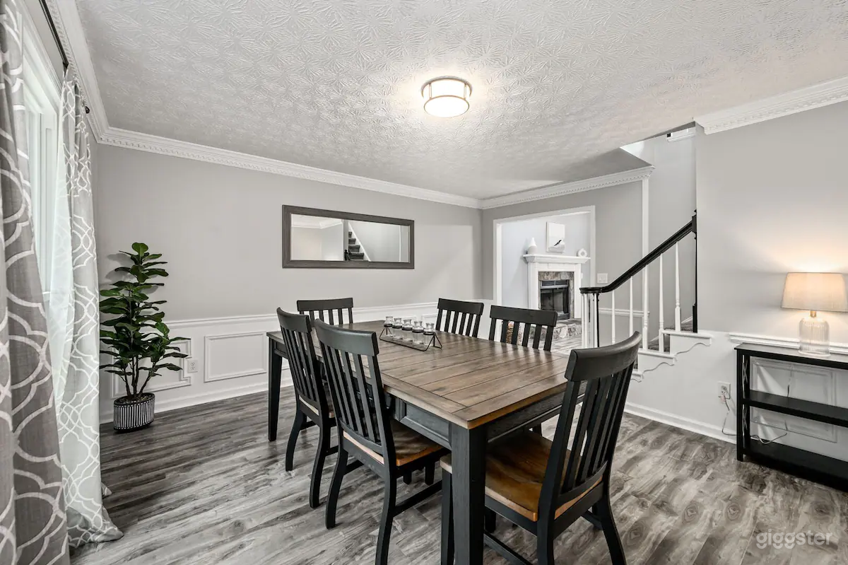 Relax In This 4BR Retreat With Screened Cozy Porch Photo 2