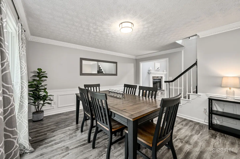  Relax In This 4BR Retreat With Screened Cozy Porch 