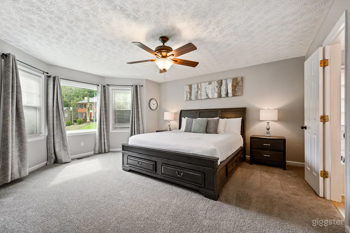 Relax In This 4BR Retreat With Screened Cozy Porch Photo 4