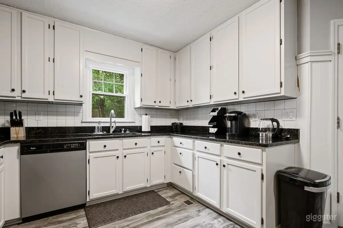 Relax In This 4BR Retreat With Screened Cozy Porch Photo 3