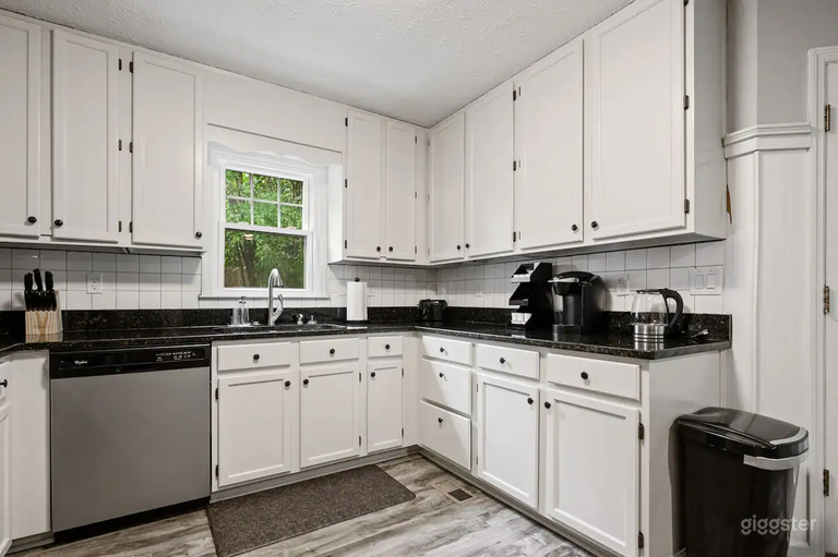  Relax In This 4BR Retreat With Screened Cozy Porch 