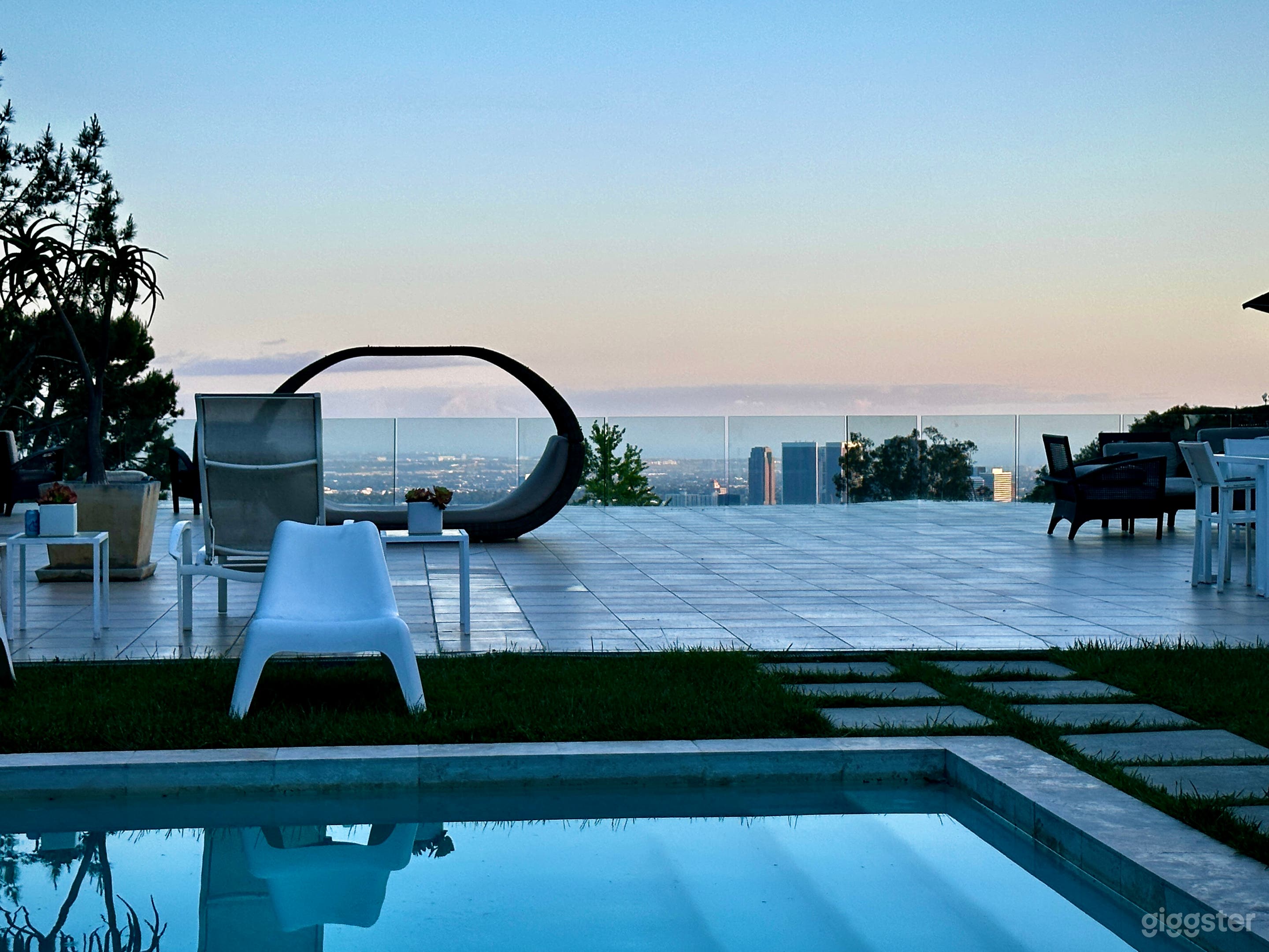 Luxury Beverly Hills Mansion w/ City &amp; Ocean Views Photo 1