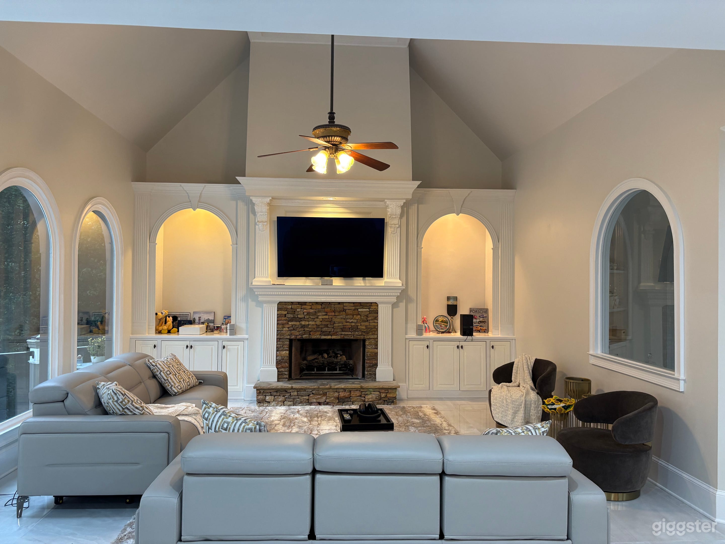 Bright Modern/Classic Home with Pool & Natural Light Photo 4