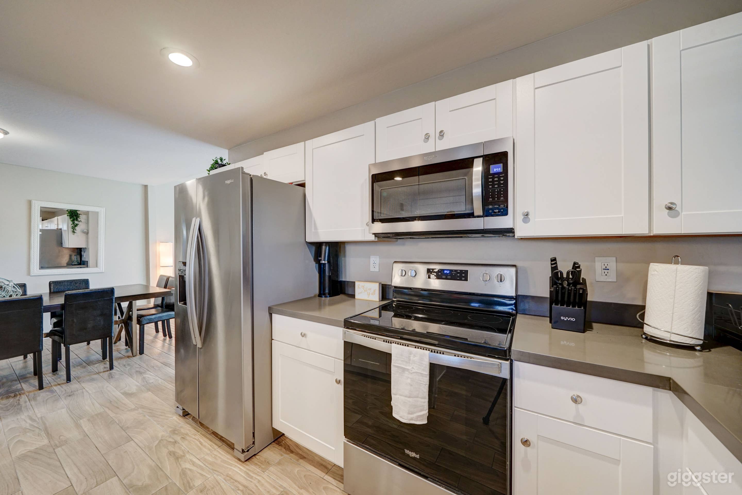 HUGE lot w/ pool, putting green, IVY-wall, daybed! Photo 4