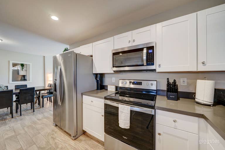  HUGE lot w/ pool, putting green, IVY-wall, daybed! 