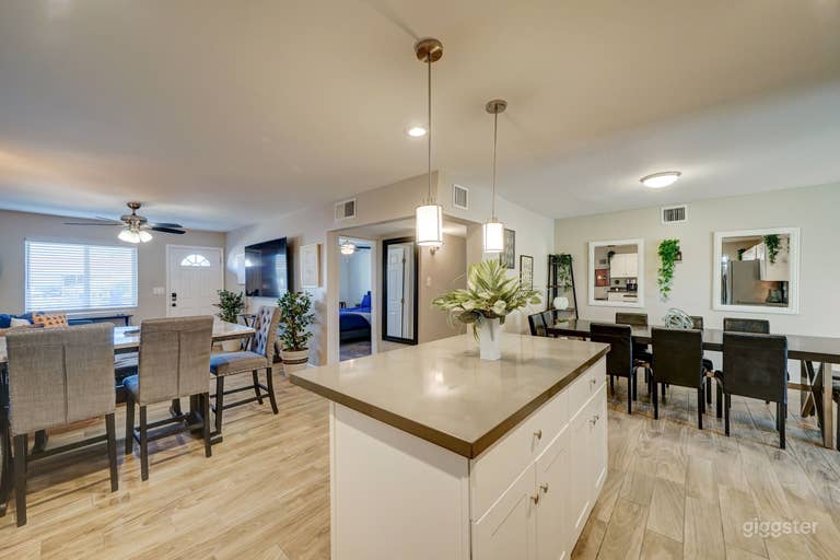  HUGE lot w/ pool, putting green, IVY-wall, daybed! 