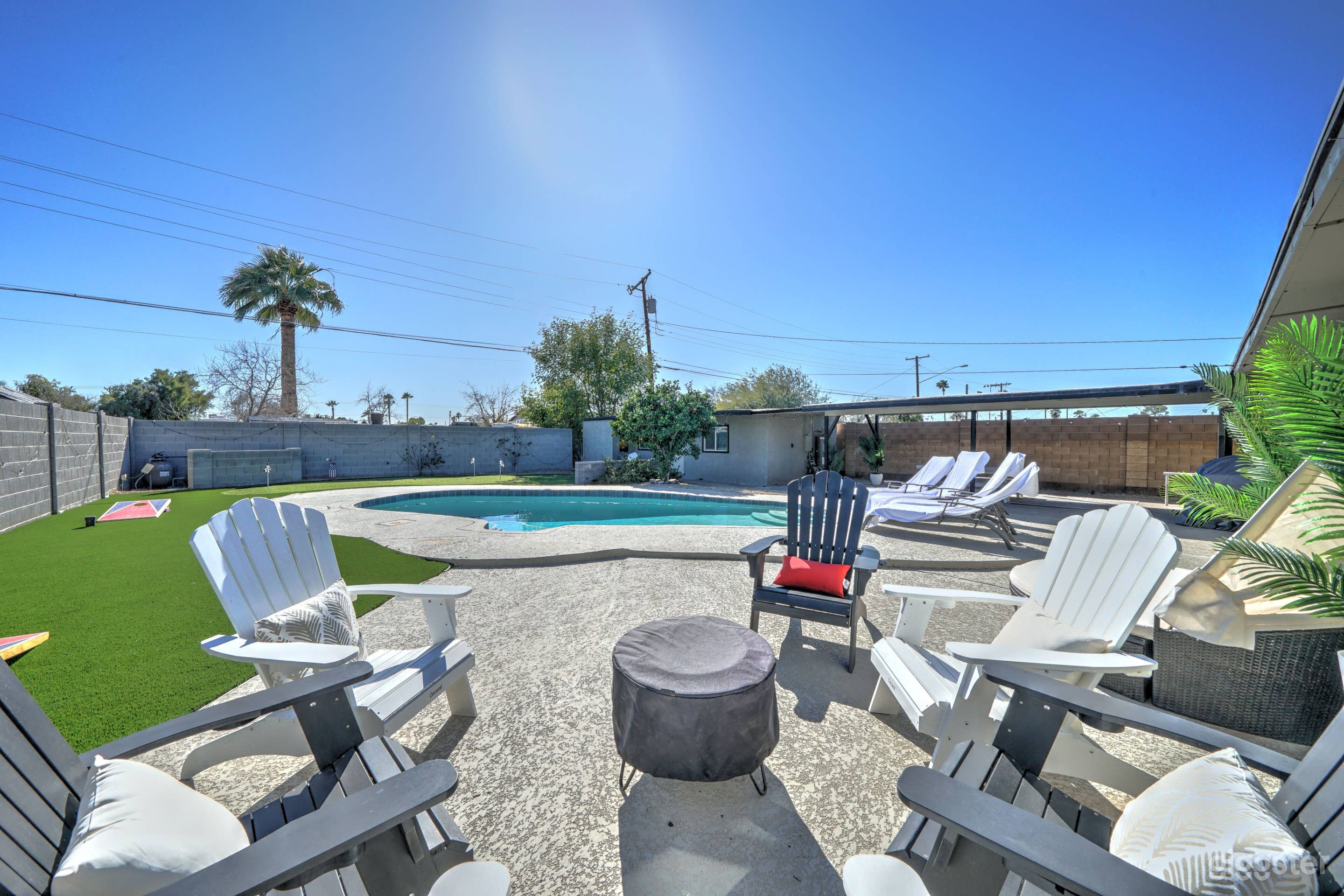 HUGE lot w/ pool, putting green, IVY-wall, daybed! Photo 1