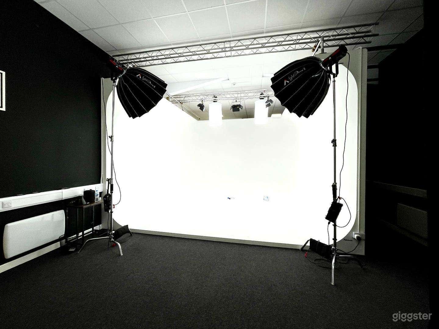 Studio A: Large Infinity Curve Cyclorama Photo 4