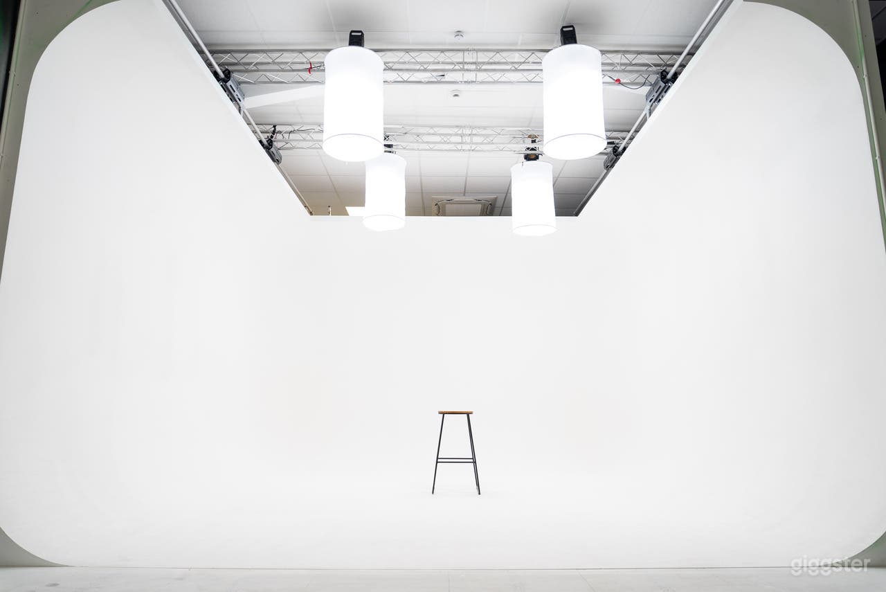 Studio A: Large Infinity Curve Cyclorama Photo 2