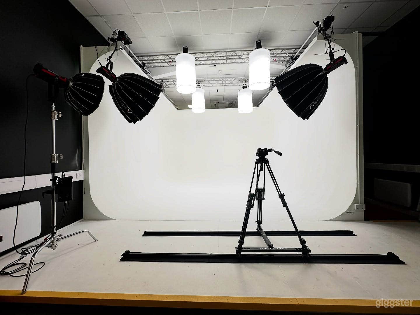 Studio A: Large Infinity Curve Cyclorama Photo 1