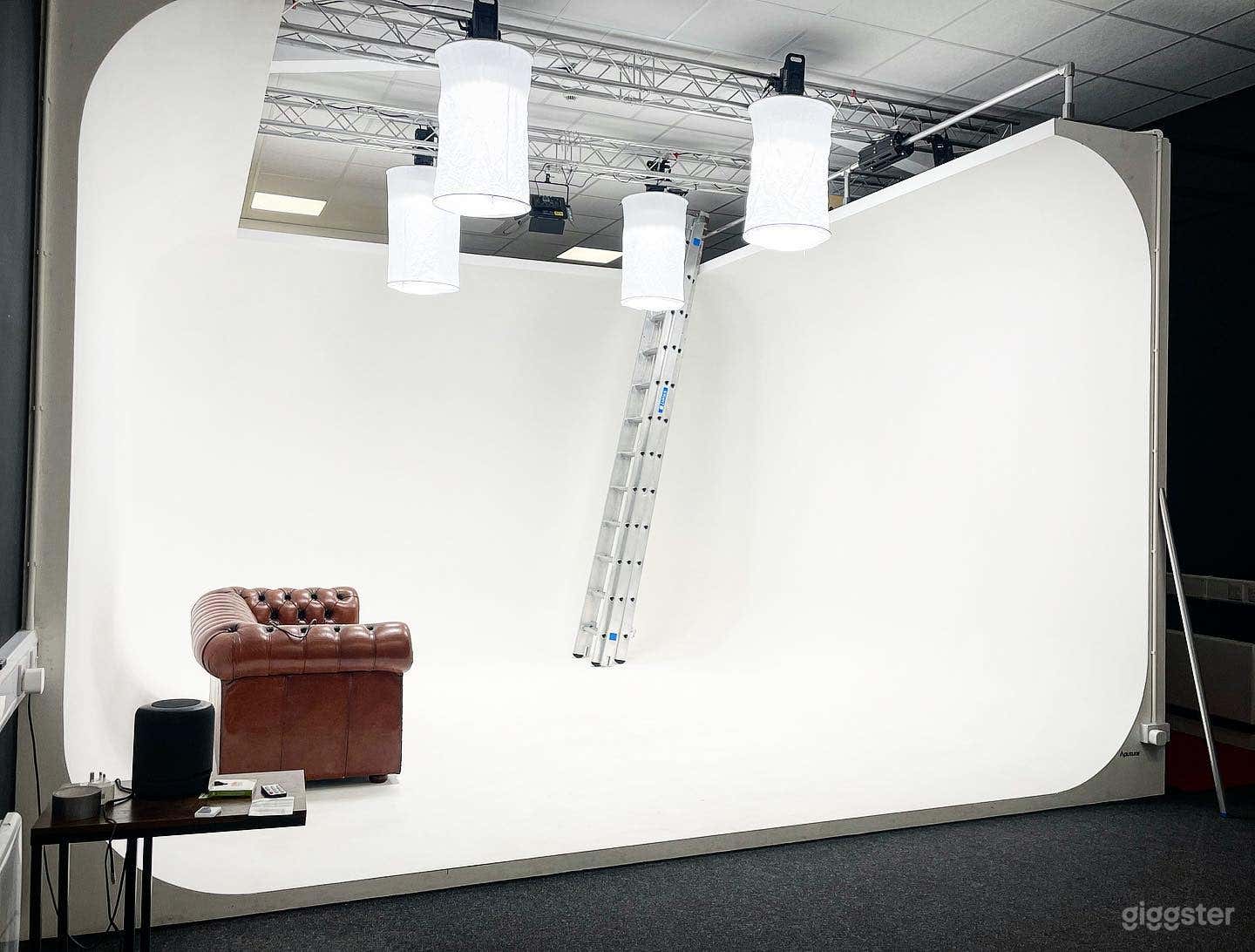 Studio A: Large Infinity Curve Cyclorama Photo 3
