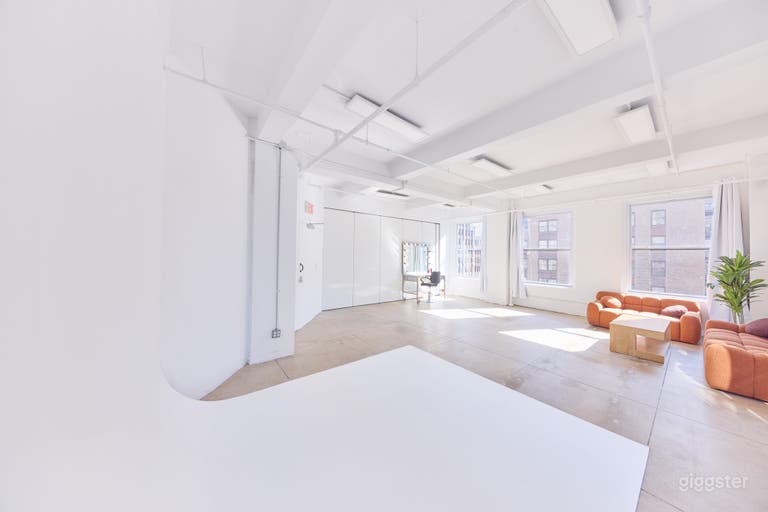  16B NYC Daylight Photo Studio With Cyc Wall 