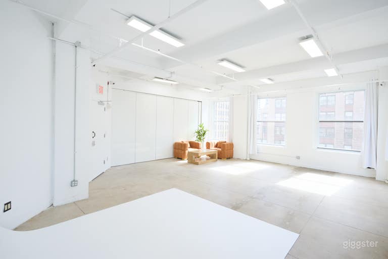  16B NYC Daylight Photo Studio With Cyc Wall 