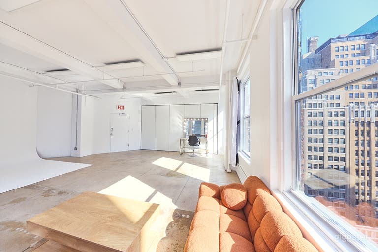  16B NYC Daylight Photo Studio With Cyc Wall 