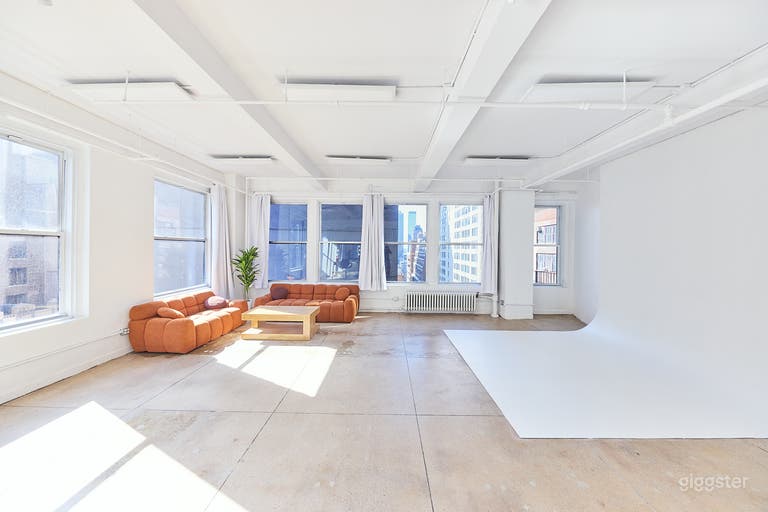  16B NYC Daylight Photo Studio With Cyc Wall 