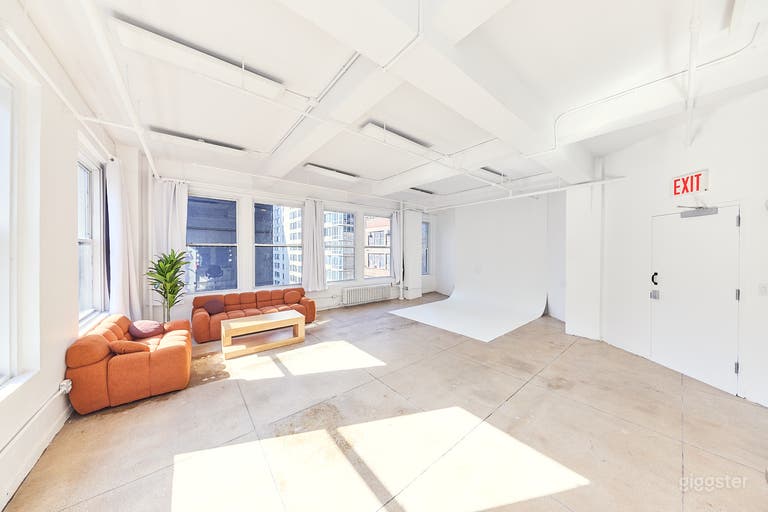  16B NYC Daylight Photo Studio With Cyc Wall 