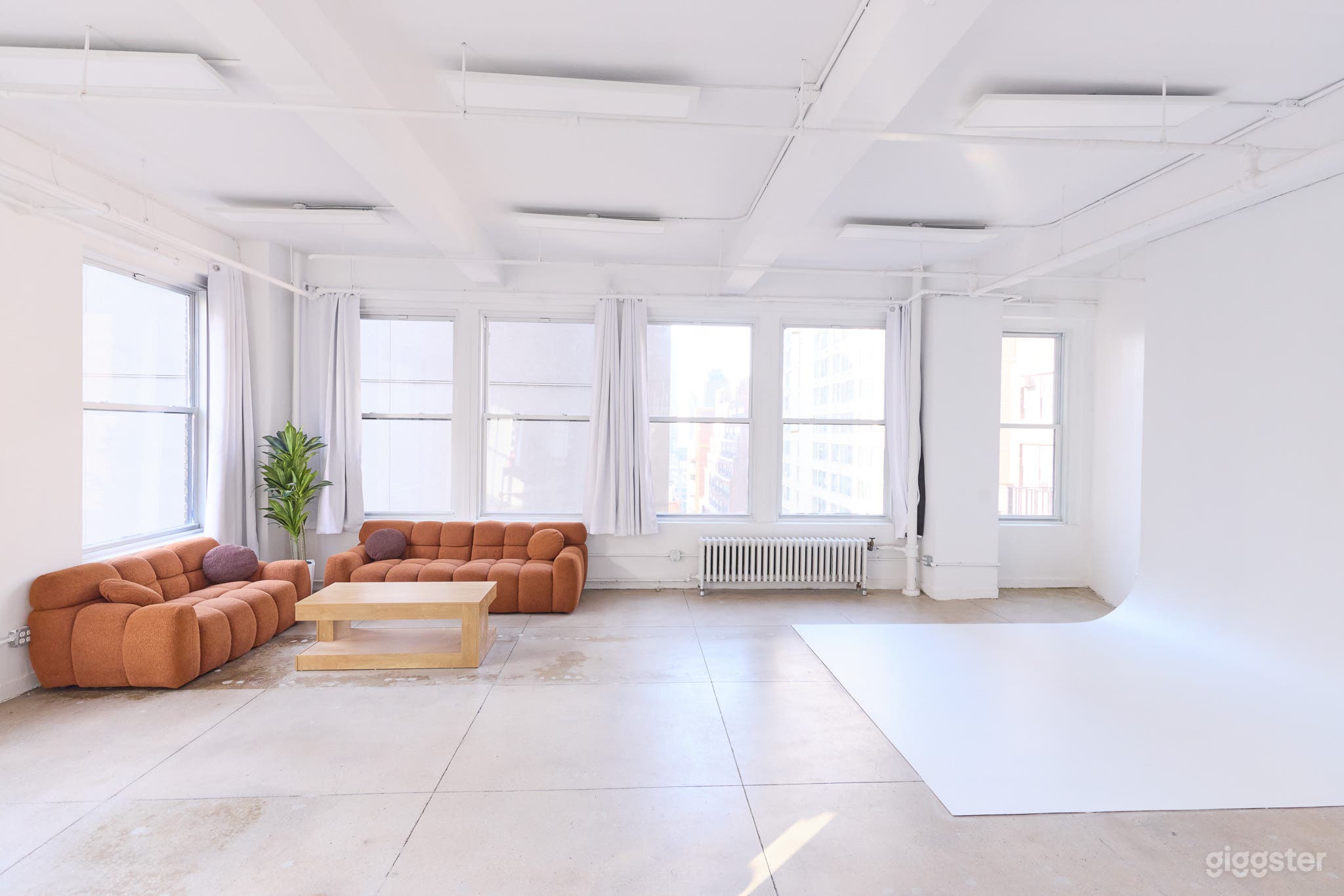 16B NYC Daylight Photo Studio With Cyc Wall Photo 4