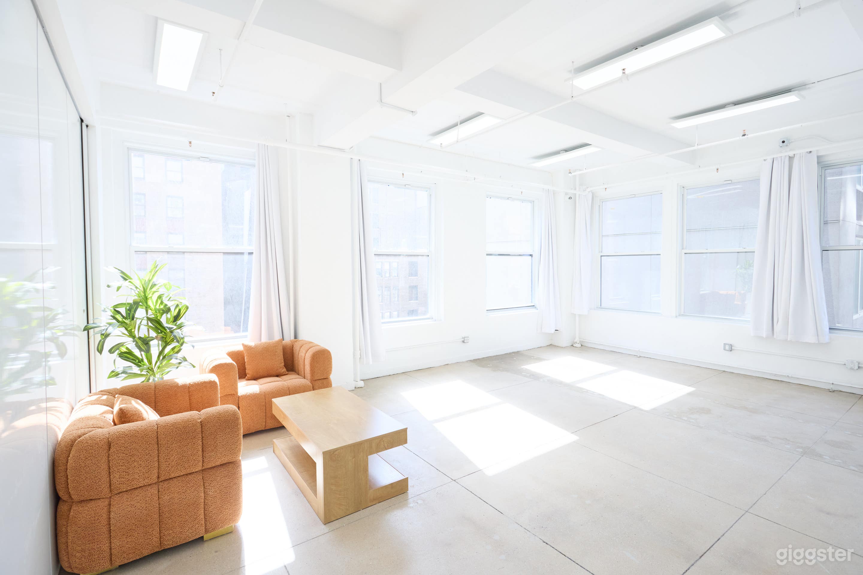 16B NYC Daylight Photo Studio With Cyc Wall Photo 3