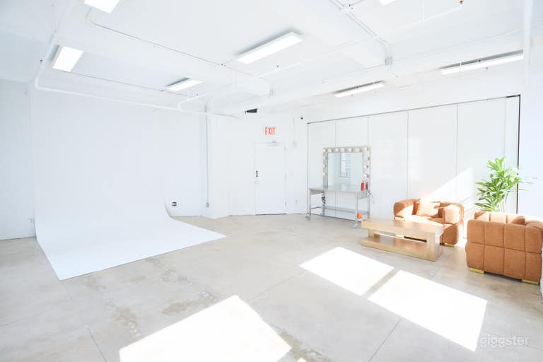  16B NYC Daylight Photo Studio With Cyc Wall 