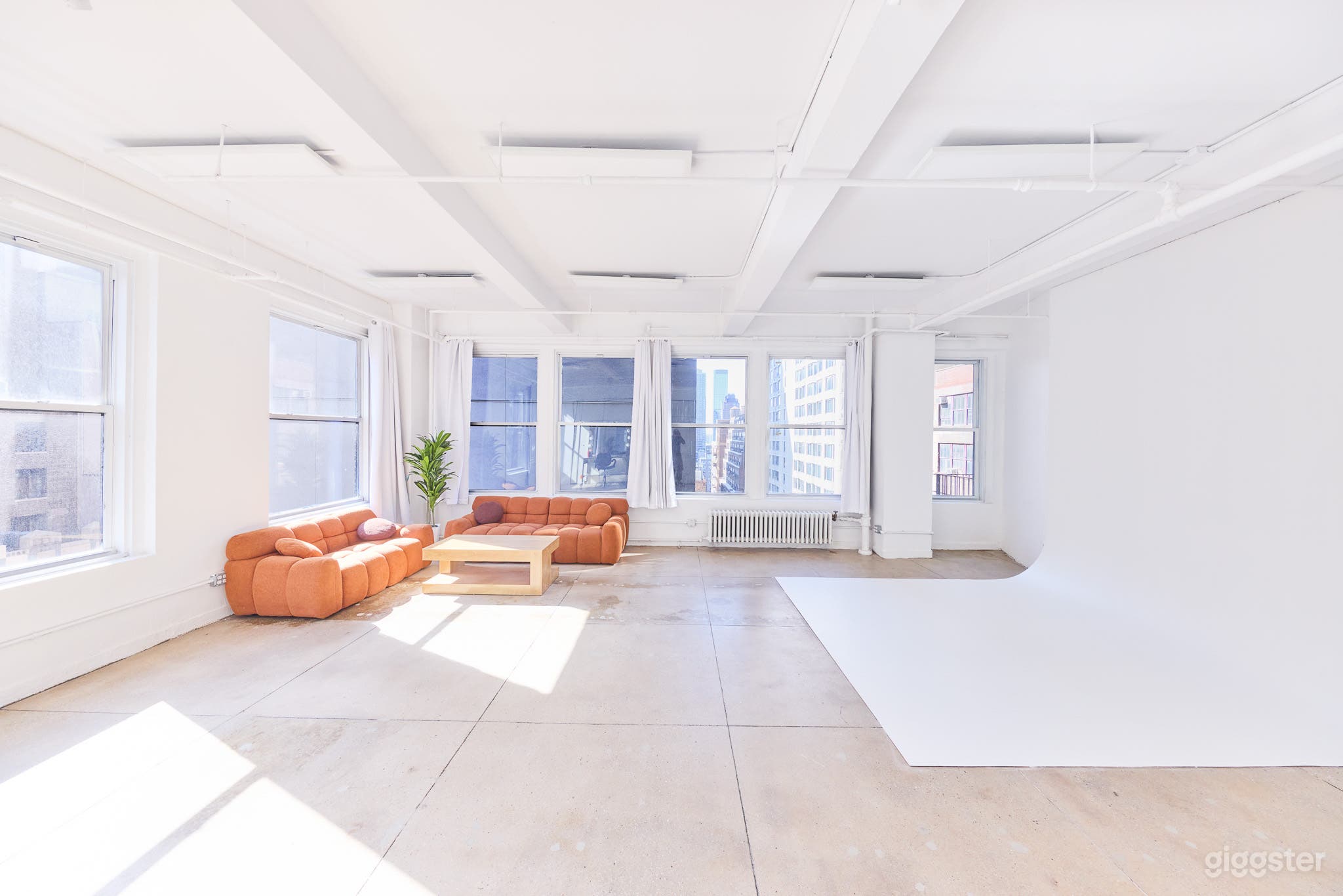 16B NYC Daylight Photo Studio With Cyc Wall Photo 3