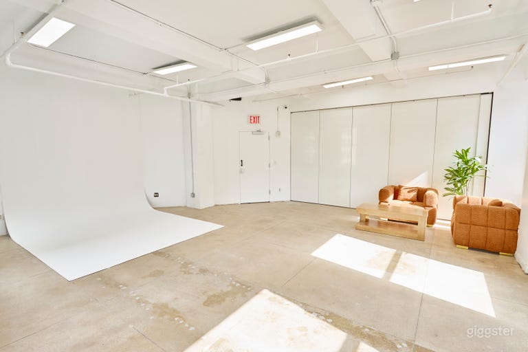  16B NYC Daylight Photo Studio With Cyc Wall 