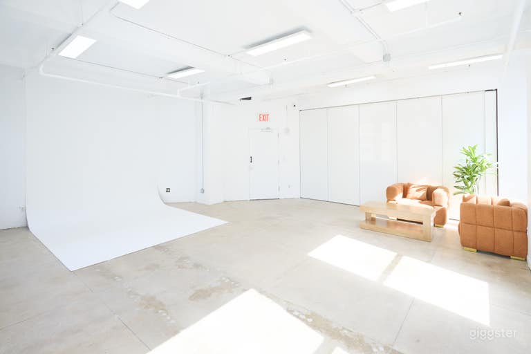  16B NYC Daylight Photo Studio With Cyc Wall 