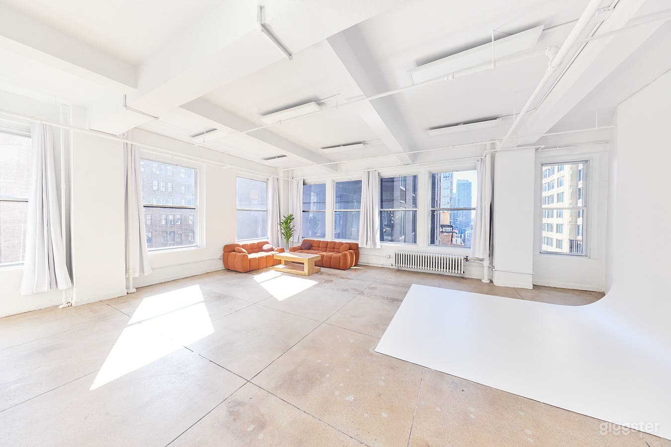 16B NYC Daylight Photo Studio With Cyc Wall Photo 4