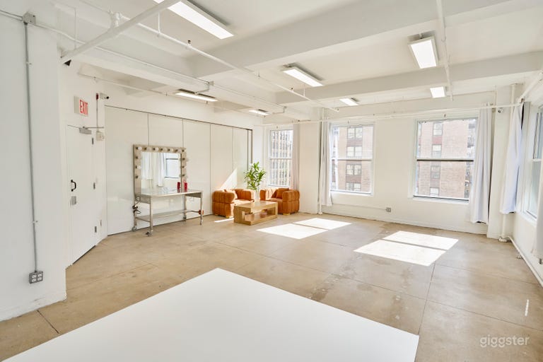  16B NYC Daylight Photo Studio With Cyc Wall 