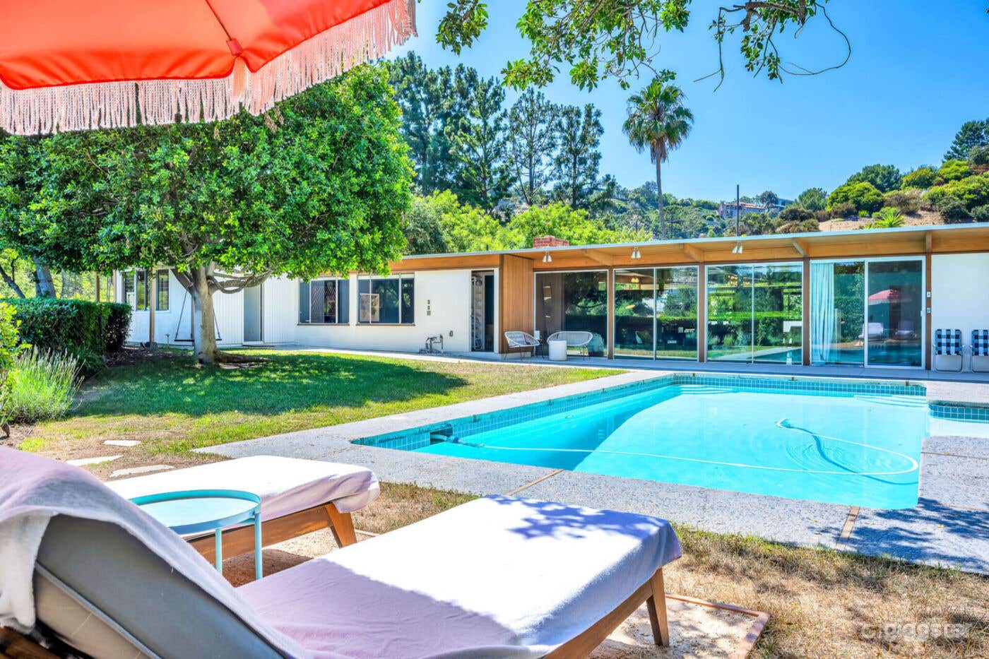 Hollywood Hills MCM ridge top pool w/ epic hot tub Photo 3