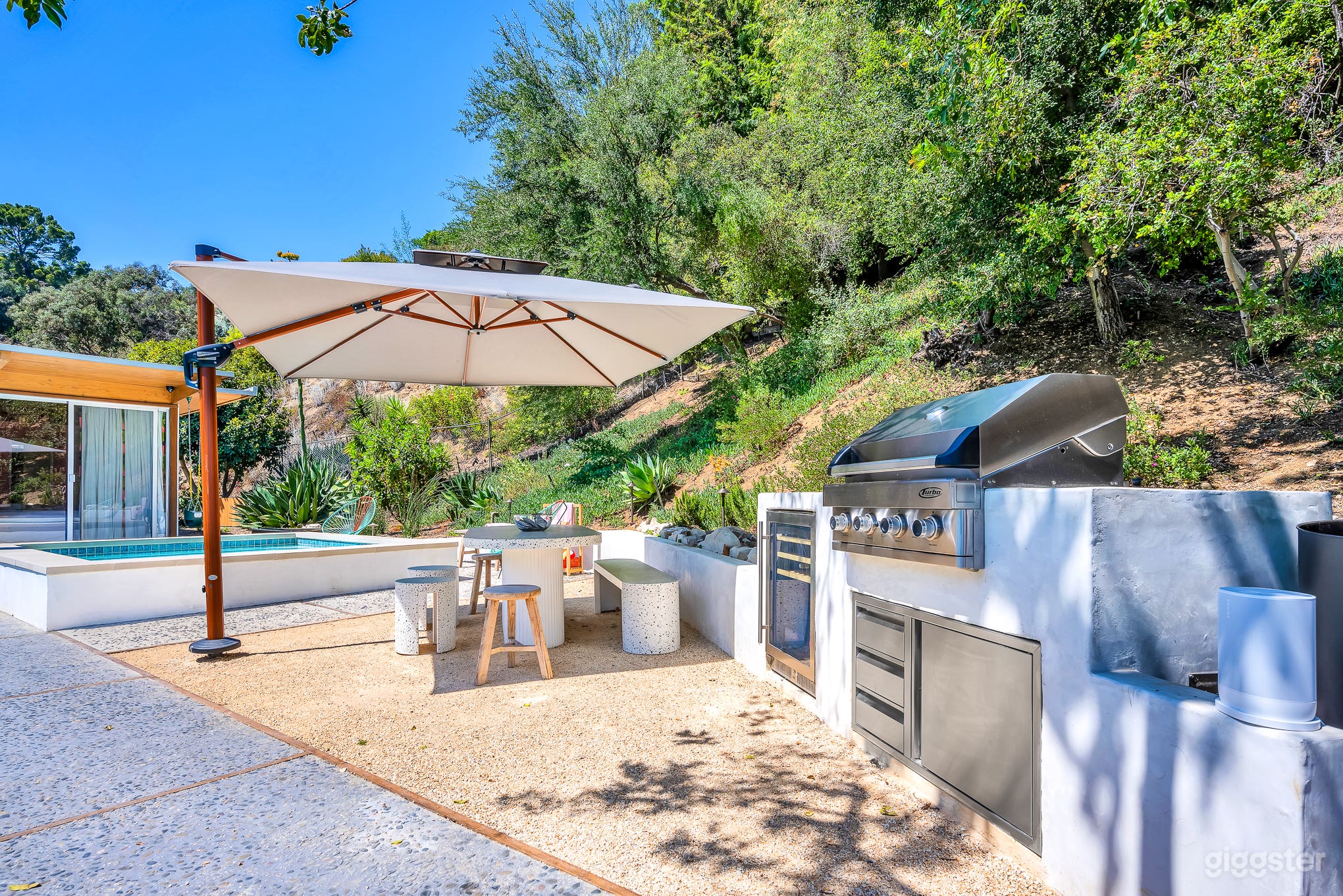 Hollywood Hills MCM ridge top pool w/ epic hot tub Photo 2
