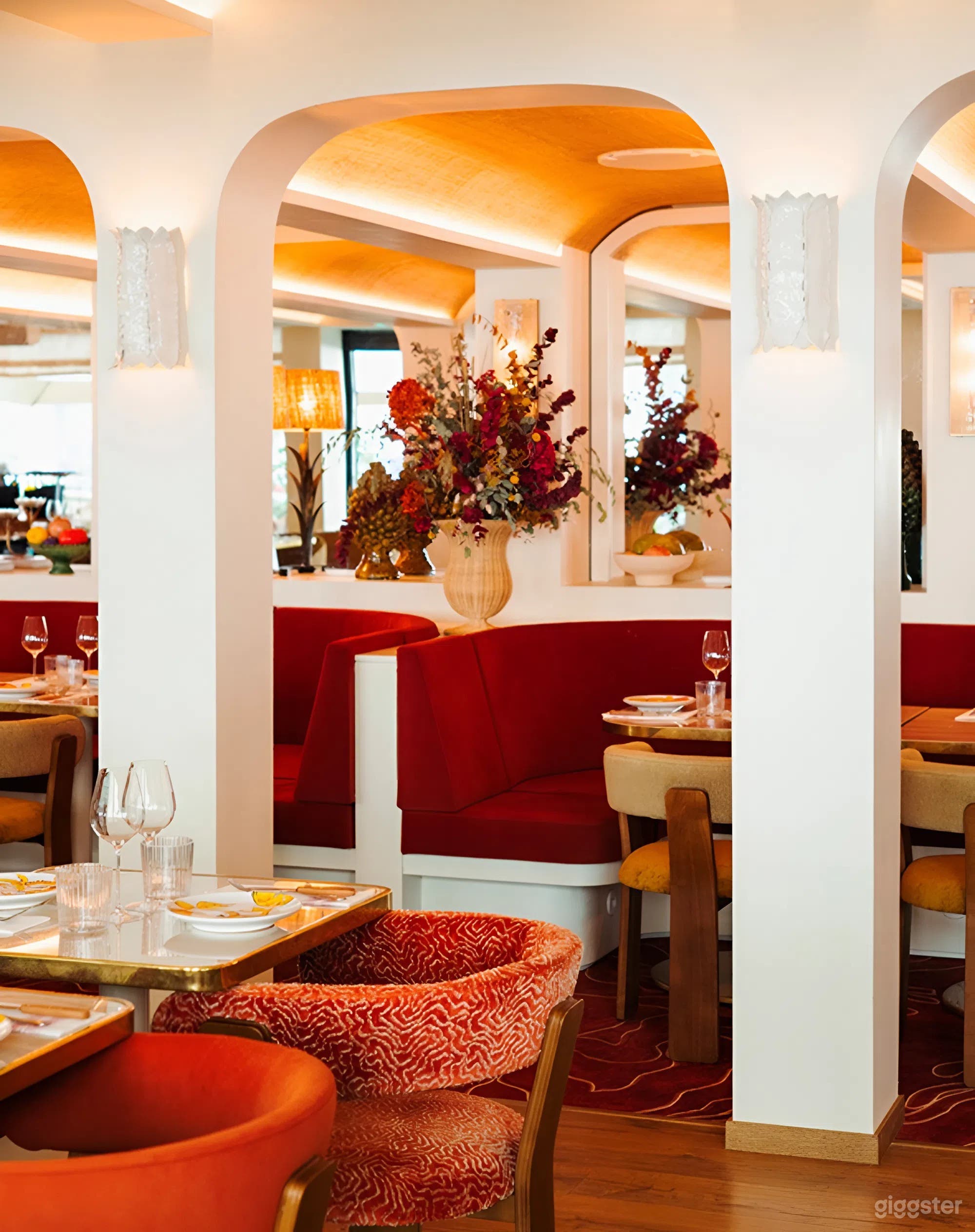 Photo de Restaurant parisien élégant avec terrasse & salles à manger 4